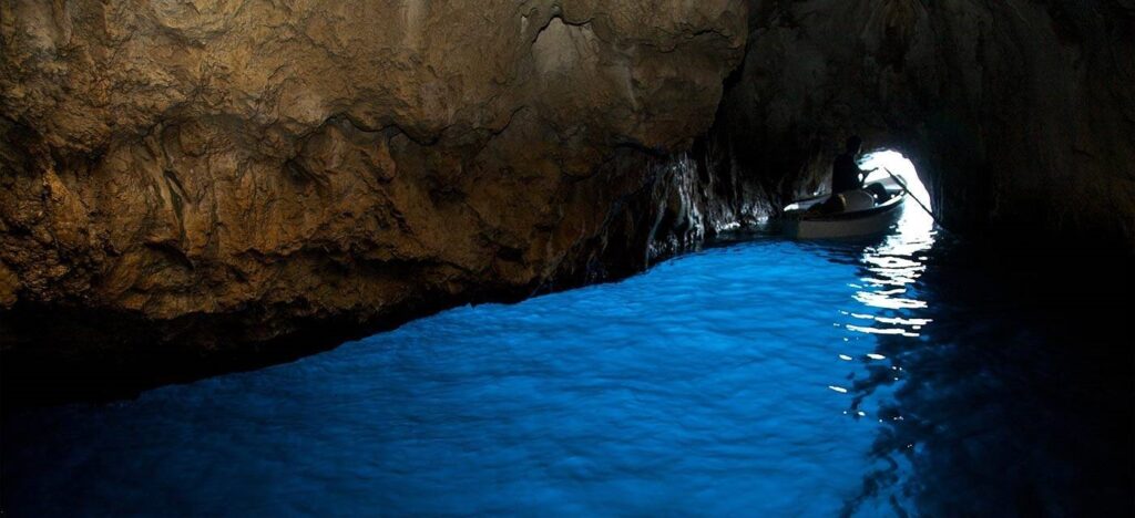 The blue light of the Grotta Azzura (Capri.net)