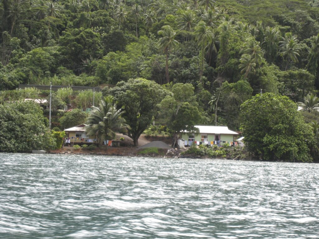Homes on Raiatea Island water edge (MCCArnott)